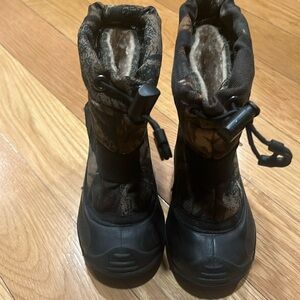 Kamik kids boys camouflage winter snow boots size 5 toddler.